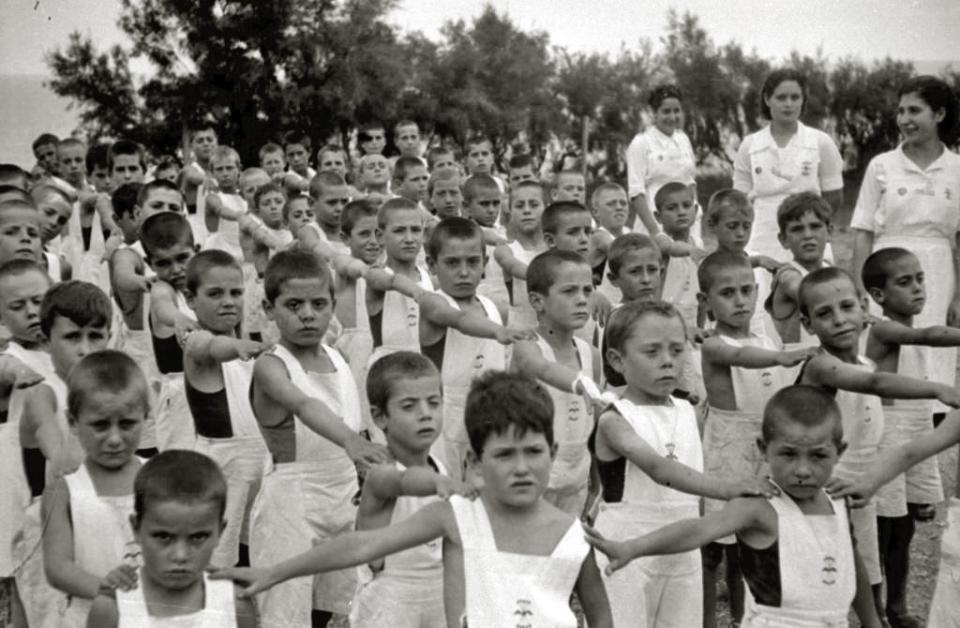 Grupo de niños y voluntarias de la Sección Femenina en la localidad de Zumaia. Crédito imagen: Fondo Marín Kutxa Fototeka