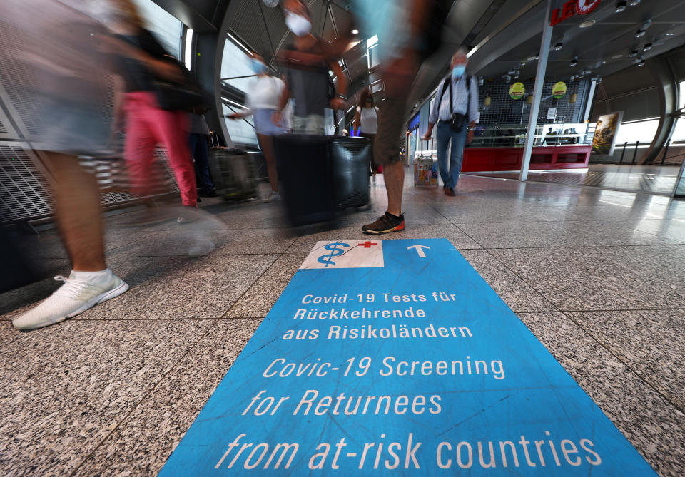 Wegweiser zum Testzentrum für Rückkehrer aus Risikoländern am Frankfurter Flughafen (Bild: Reuters/Kai Pfaffenbach)