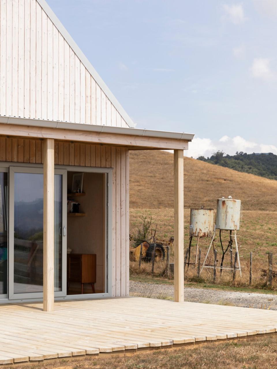 La terraza exterior permite contemplar los paisajes hermosos de tierras de cultivo que rodean la vivienda. (Foto: <a href="http://www.makearchitects.co.nz/residential-link#/karangahake-house-1/" rel="nofollow noopener" target="_blank" data-ylk="slk:Make Architects;elm:context_link;itc:0;sec:content-canvas" class="link ">Make Architects</a>).