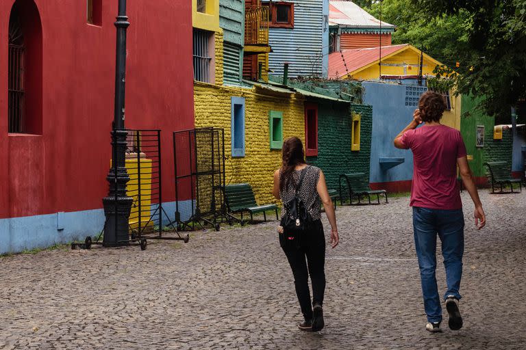 Tres cuentas rescatan y comparten en redes en imágenes, videos y frases el día a día urbano de la Argentina: Cosas que pasaron en Buenos Aires, La gente anda diciendo y The Walking Conurban