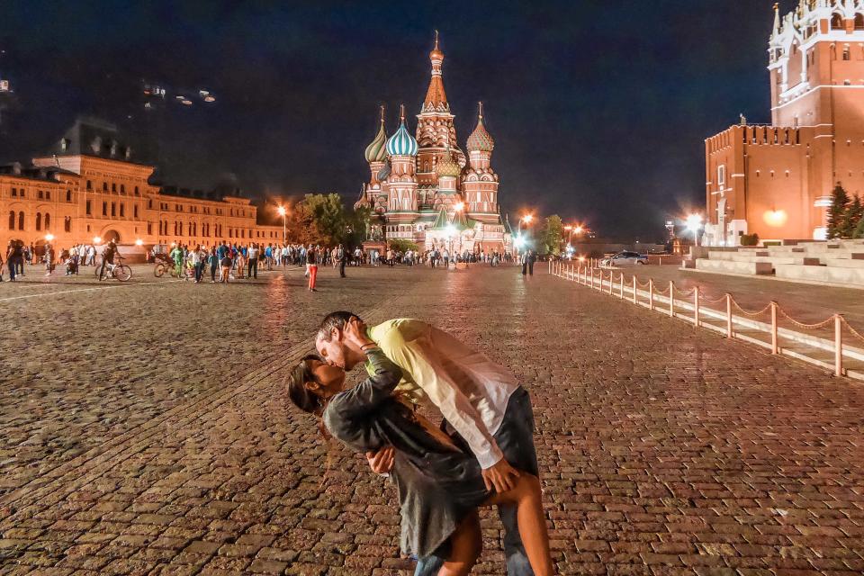 Couple capture their global dip-kisses at landmark locations