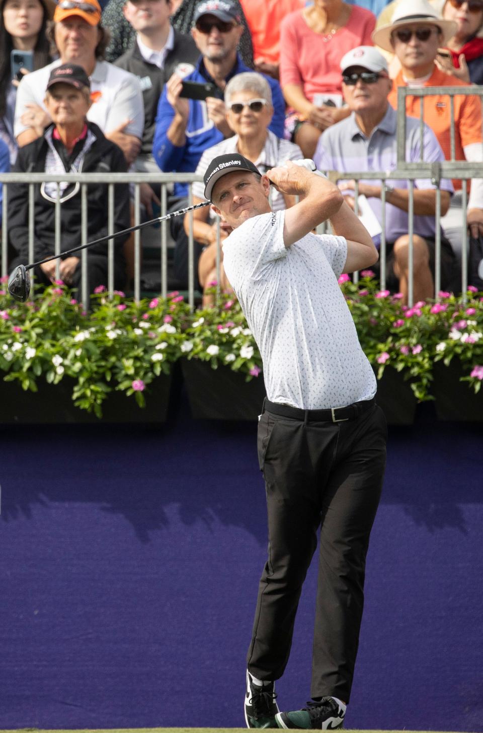 Justin Rose realiza el primer hoyo en el Grant Thornton Invitational en el Tiburon Golf Club de Nápoles el viernes 8 de diciembre de 2023.