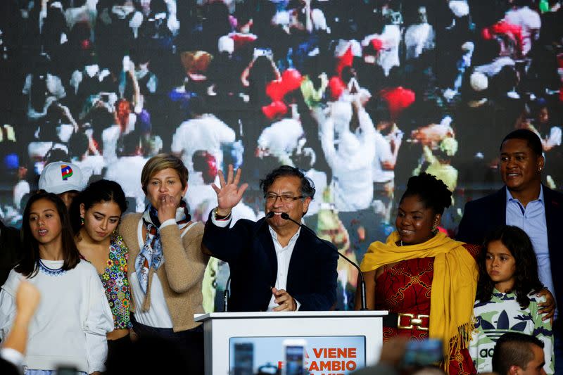 El candidato a la presidencia de Colombia por el izquierdista Pacto Histórico, Gustavo Petro, habla a sus seguidores después de conocer los resultados de la primera vuelta de la elección presidencial, en Bogotá
