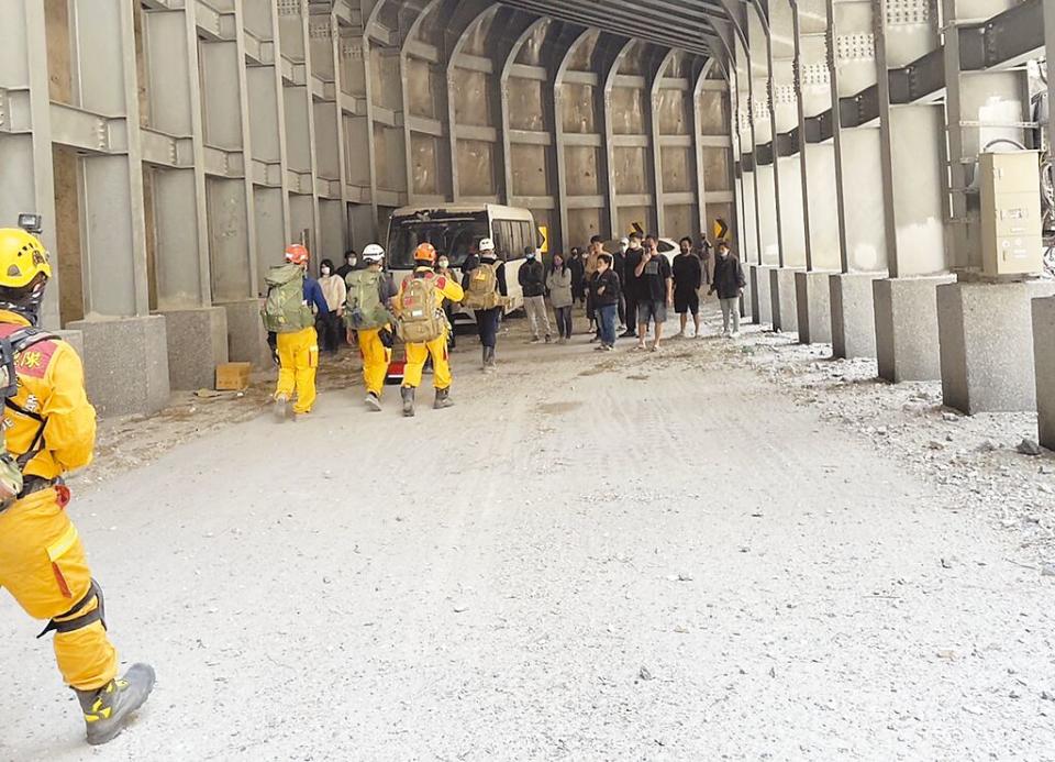 40多名太魯閣晶英酒店員工搭巴士上班途中受困逾30小時，搜救人員4日挺進175公里處明隧道，下午將7人帶下山。（花蓮縣消防局提供）