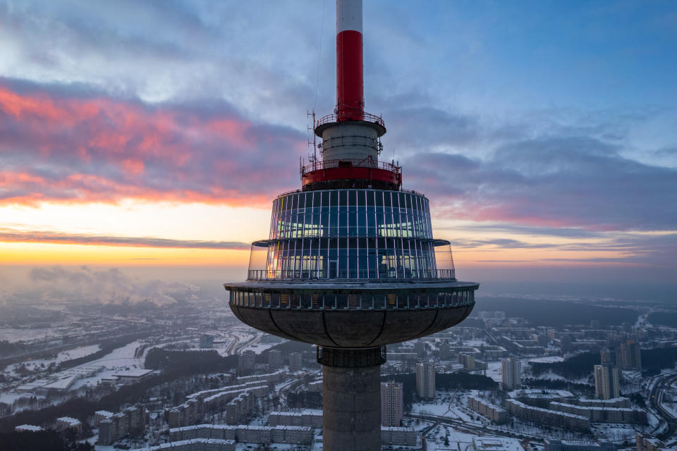 立陶宛最高建築「維爾紐斯電視塔」（Vilnius TV Tower），推出嶄新的「漫步雲端」（The Edge Walk）體驗。圖片來源：Getty images