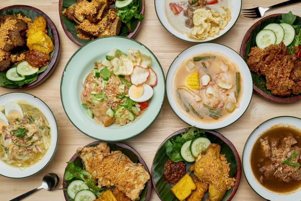 The array of Indonesian dishes available at Ayam Penyet Ria includes crispy fried chicken and beef soup (Photo: Ayam Penyet Ria)