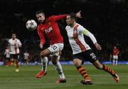 Manchester United's Robin Van Persie (L) is challenged by Shakhtar Donetsk's Darijo Srna during their Champions League soccer match at Old Trafford in Manchester, northern England December 10, 2013. REUTERS/Phil Noble