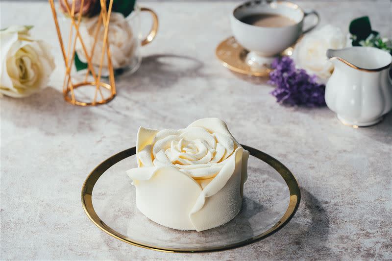 歡慶白色情人節到來，BAC新推出「戀綻玫瑰」手工擬真白玫瑰蛋糕。（圖／BAC提供）