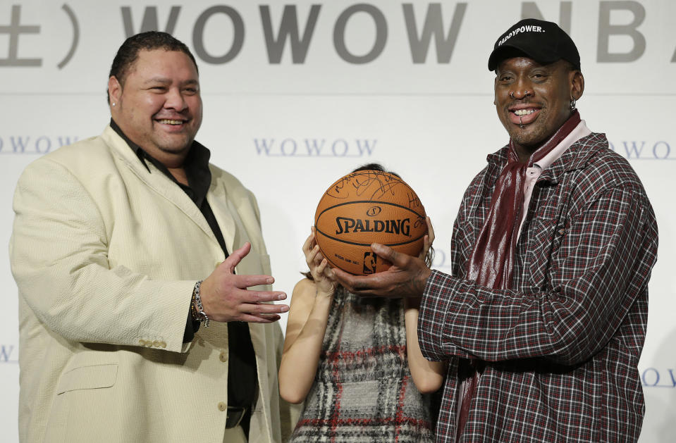 FILE - Former NBA basketball player Dennis Rodman, right, former sumo grand champion Akebono, left, and Japanese actress Maomi Yuki pose for photographers during a news conference to promote a TV program in Tokyo, on Oct. 25, 2013. Hawaii-born Akebono, one of the greats of sumo wresting and a former grand champion, is reported to have died earlier this month of heart failure while receiving care at a hospital in Tokyo, the United States Forces in Japan said in a statement on Thursday, April 11, 2024. (AP Photo/Shizuo Kambayashi, File)