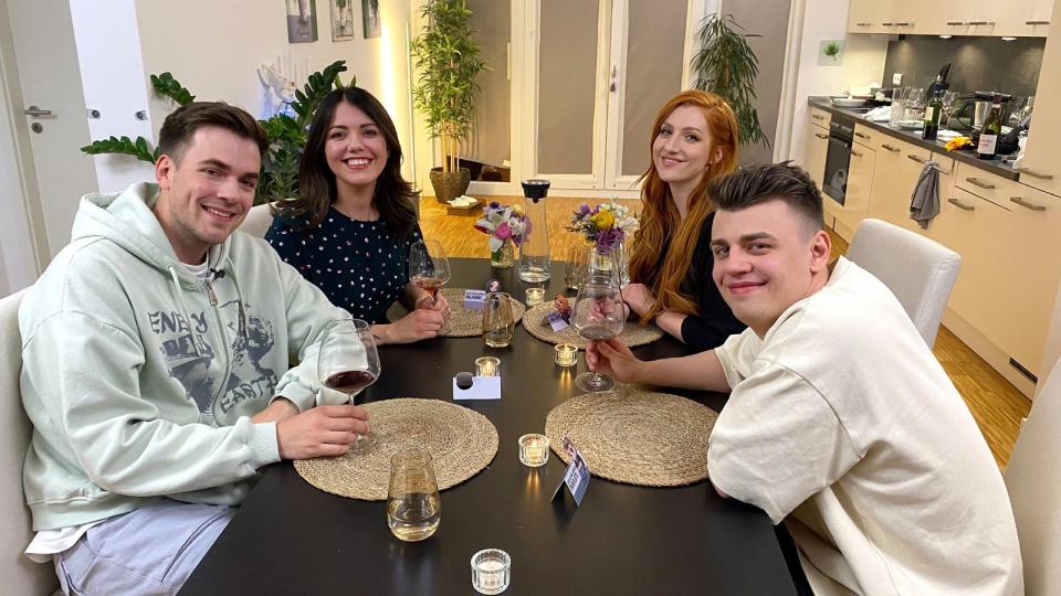 Food-Influencer Max, You-Touberin "Malwanne", Synchronsprecherin Lara Loft und Twitch-Streamer "Papaplatte" (von links) treten gegeneinander beim Kochen an. (Bild: RTL / ITV Studios)