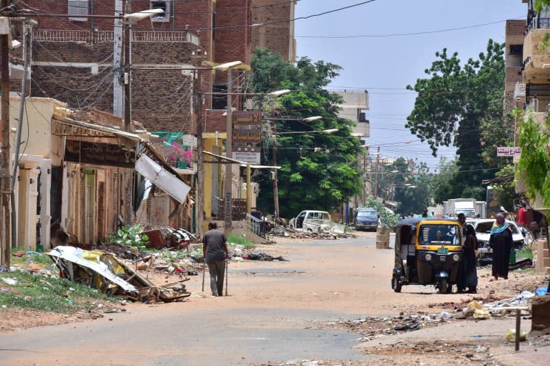 Street scene in Omdurman amid a bloody power struggle that has gripped Sudan for nearly 16 months. According to the UN, the conflict has sparked the world's largest refugee crisis, displacing over ten million people, many of them multiple times. Mudathir Hameed/dpa