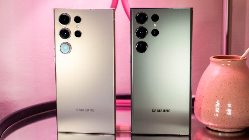 The Galaxy S24 Ultra (left) compared to last year’s Galaxy S23 Ultra (right). - Photo: Florence Ion / Gizmodo