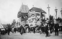 Damit legte Georg Lang den Grundstein für das Massen-Event Oktoberfest, wie man es heute kennt. Die Bierbuden, die bis dahin nicht mehr als 50 Gäste beherbergen konnten, hatten fortan einen schweren Stand. Das Foto zeigt das Festzelt Georg Lang der Augustinerbrauerei im Jahre 1907. Lang war zu diesem Zeitpunkt bereits drei Jahre tot. (Bild: BR/cc creative commons)