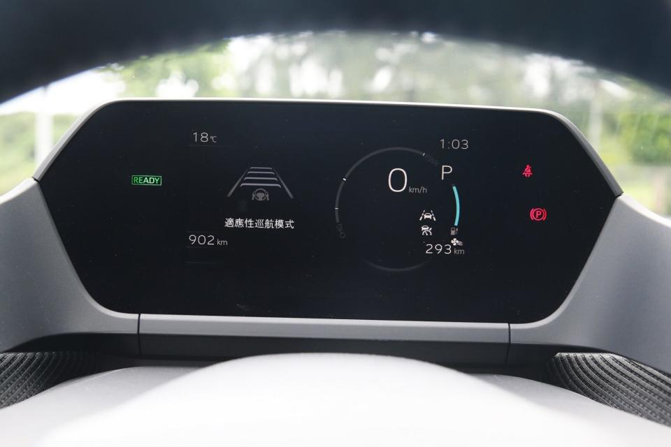 7吋頂置式儀錶設計在類似抬頭顯示器的位置，強調可在開車判讀資訊時能減少眼神下移的角度，提升行車安全。