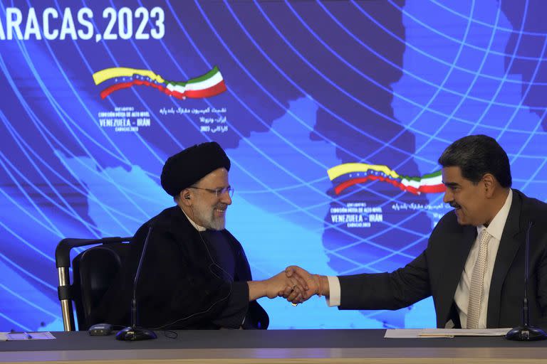 El presidente iraní, Ebrahim Raisi, estrecha la mano del presidente venezolano, Nicolás Maduro, al término de su reunión en el palacio presidencial de Miraflores, en Caracas, Venezuela, el lunes 12 de junio de 2023.