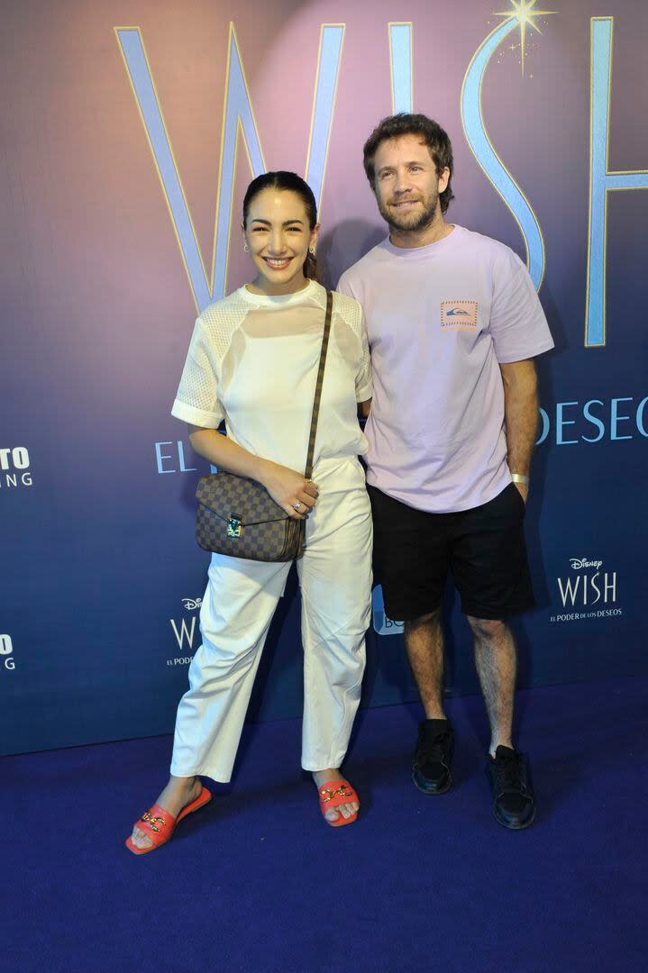 A seis meses de blanquear su amor, Thelma Fardin y Nicolás Riera se mostraron muy enamorados en el estreno de Wish. Ella lució un look total white que cortó con unas sandalias rojas, y él fue con una bermuda y una remera, muy informal