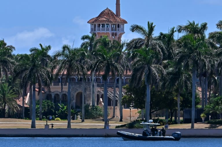 La policía vela por la seguridad en Mar-a-Lago, en Florida, donde el primer ministro israelí, Benjamin Netanyahu, se reúne con el expresidente estadounidense Donald Trump, el 26 de julio de 2024. (GIORGIO VIERA)