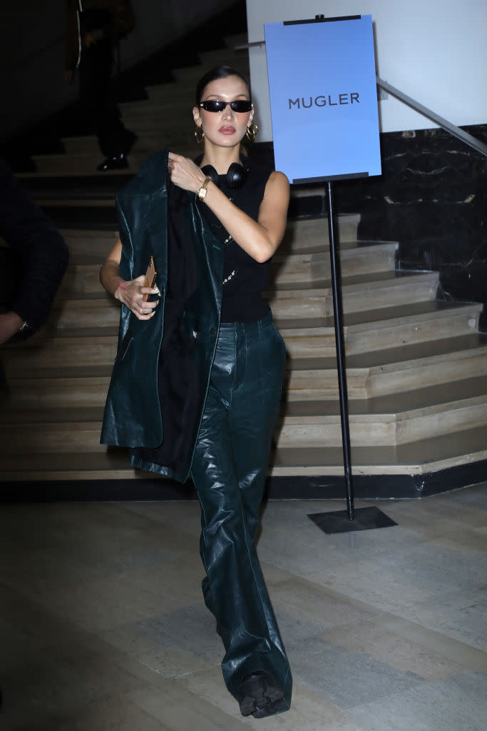 Le défilé Mugler à peine terminé, on a retrouvé Bella Hadid dans le hall du Palais de Tokyo où était présentée la nouvelle collection signée Casey Cadwallader. Le top pressait légèrement le pas… Sans doute pour défiler quelques instants plus tard pour un autre créateur ! ©Getty Images