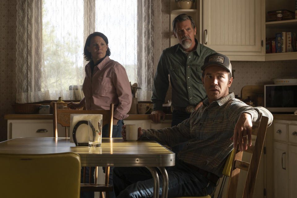 Lili Taylor, Josh Brolin, and Tom Pelphrey in a kitchen as the Abbot family