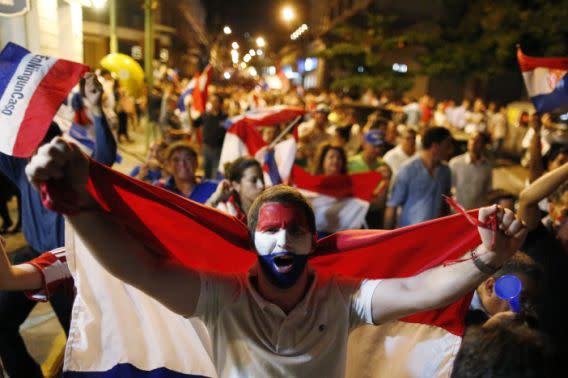 <p>Un hombre sostiene la bandera de Paraguay mientras marcha con otros para protestar contra la enmienda que podría modificar la Constitución en Asunción, Paraguay, el jueves 30 de marzo de 2017. Veinticinco de los 45 senadores paraguayos aprobaron el proyecto que permitiría la reelección de un gobernante para un segundo mandato. El siguiente paso es su aprobación entre diputados y Justicia Electoral, que llamaría a un referendo para su aprobación definitiva. (AP Foto/Jorge Saenz) </p>