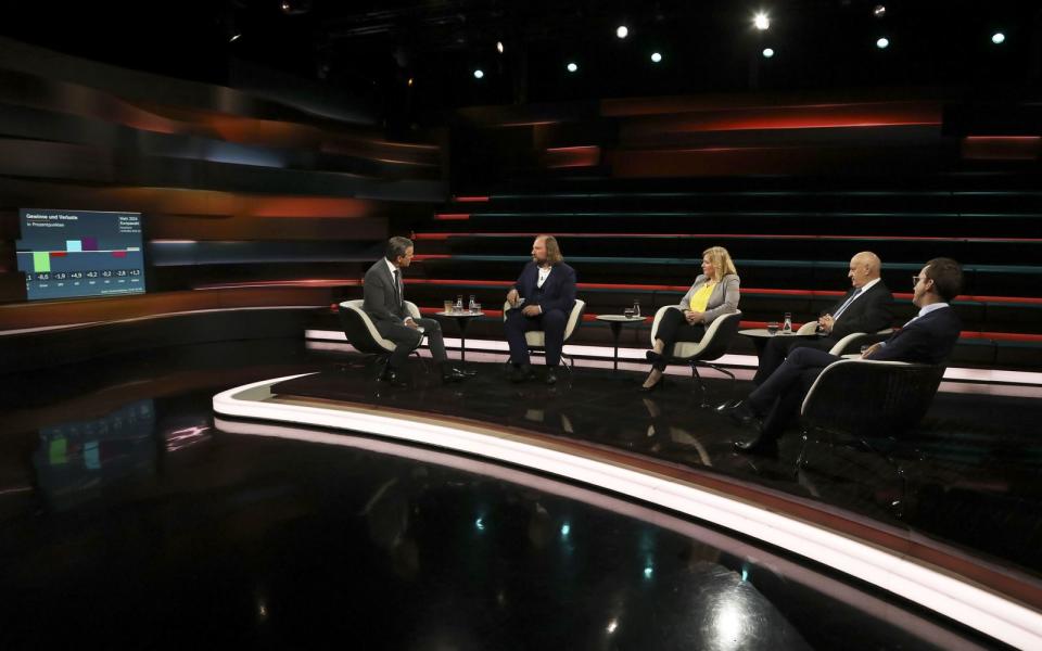 Markus Lanz (links) diskutierte am Dienstag mit seinen Gästen über das Abschneiden der Ampel-Parteien bei der Europawahl. (Bild: ZDF / Cornelia Lehmann)