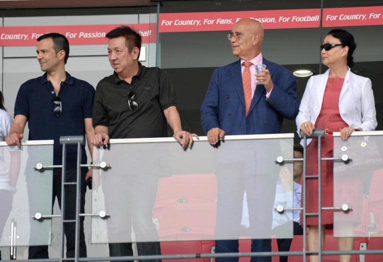 Singapore's billionaire Peter Lim (2nd L), the new owner of Valencia football club, watches a football clinic for school children in Singapore, May 21, 2013