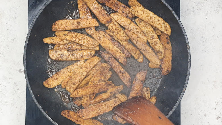 Fried tempeh in pan