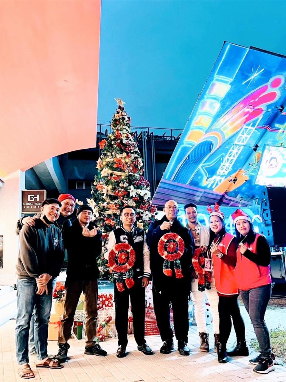 「聖誕點燈音樂會」23日晚間在「宜居美家宿舍」廣場前熱鬧登場。圖／業者提供