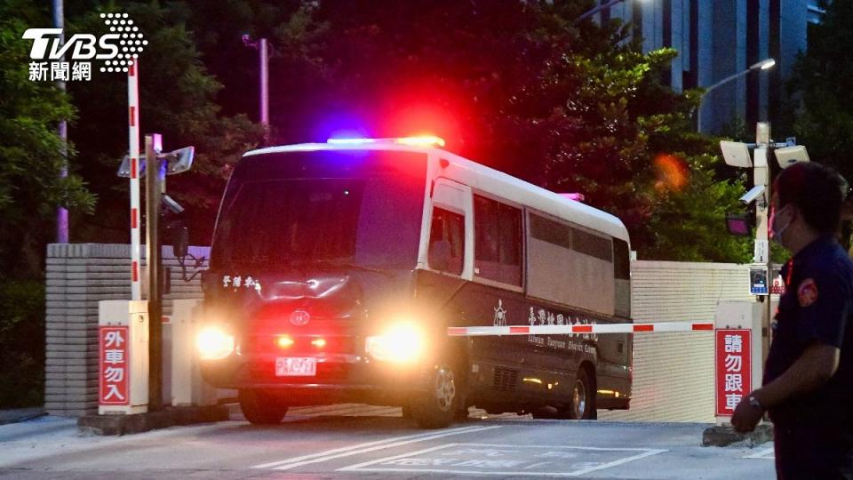 鄭文燦囚車駛往桃園看守所。（圖／胡瑞麒攝）