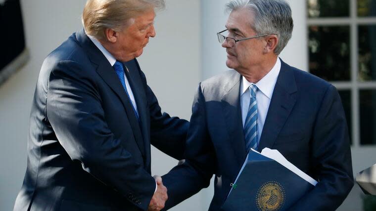 US-Präsident Donald Trump gibt Fed-Chef Jerome Powell die Hand. Foto: dpa
