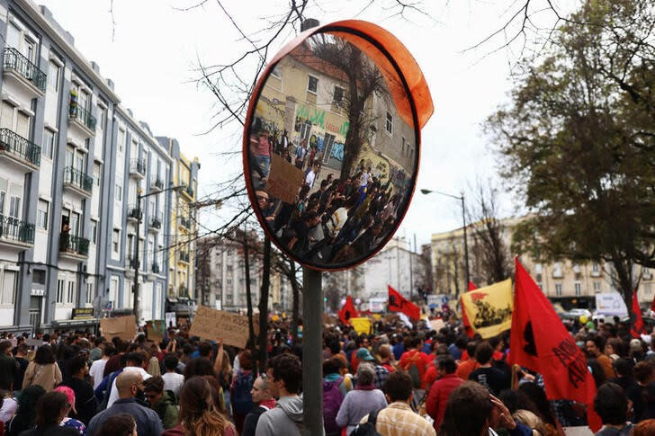 La gente se manifiesta por el derecho a una vivienda asequible en Lisboa, Portugal