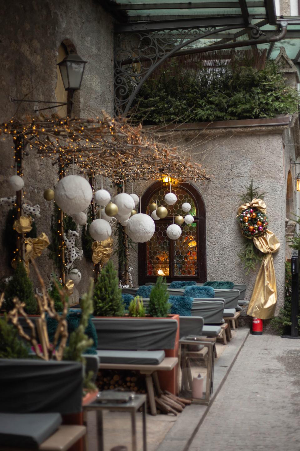 An Outdoor courtyard decorated with festive Christmas decorations