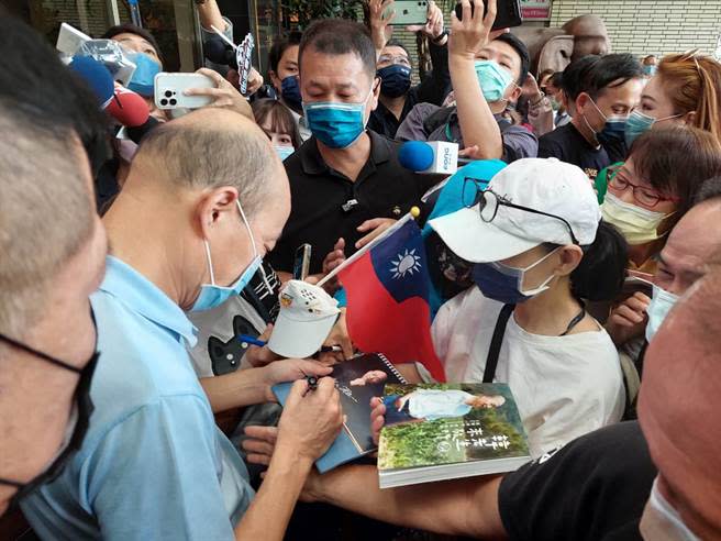 韓國瑜到新北市議會為國民黨5位新北議員站台，韓粉一路相隨，並索取簽名。（陳慰慈攝）