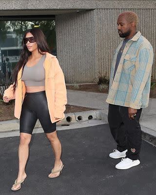 Black yeezys  Runners outfit, Black yeezys, Outfit inspiration spring