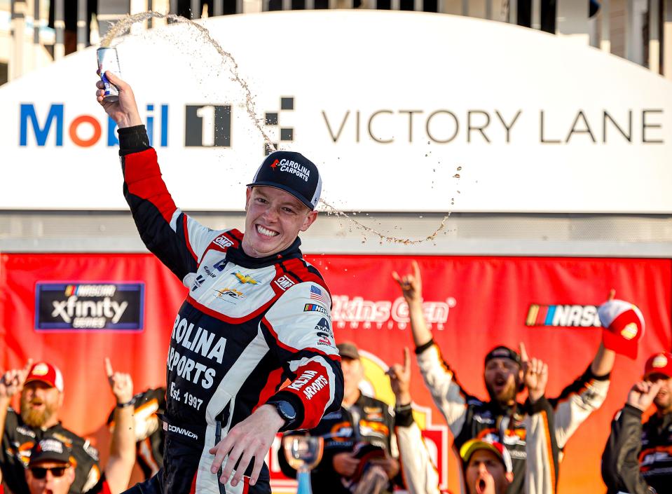 Connor Zilisch, conductor del Chevrolet No. 88 de Carolina Carports, celebra en el carril de la victoria después de ganar la NASCAR Xfinity Series Mission 200 en The Glen en Watkins Glen International el 14 de septiembre de 2024 en Watkins Glen.