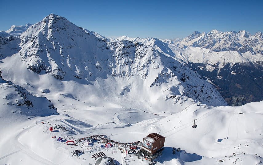 The rocky steeps of Verbier's Bec des Rosses - @freerideworldtour / www.jeremy-bernard.com