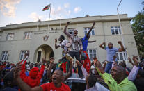 <p>Zimbabweans celebrate outside the parliament building immediately after hearing the news that President Robert Mugabe had resigned, in downtown Harare, Zimbabwe Tuesday, Nov. 21, 2017. (Photo: Ben Curtis/AP) </p>