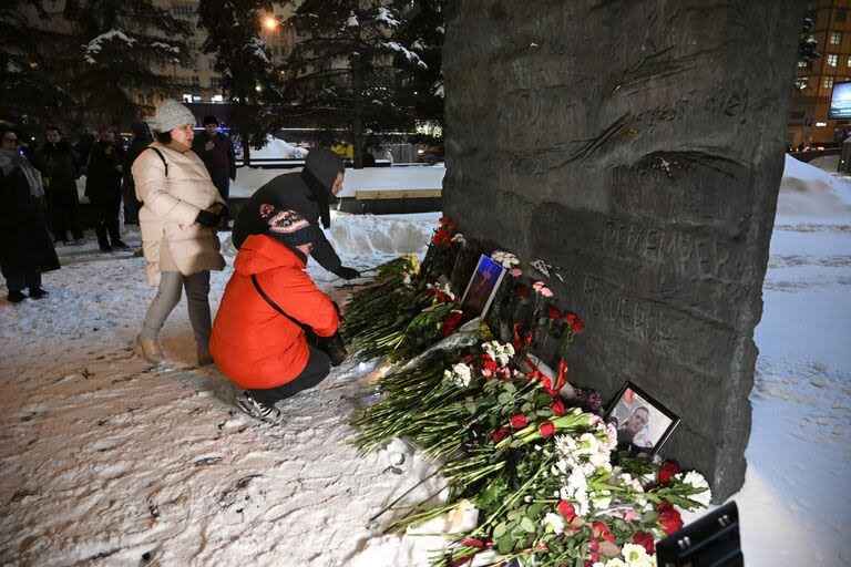 La gente deja flores en un memorial improvisado de Alexei Navalny en Moscú. (AP/Dmitry Serebryakov)
