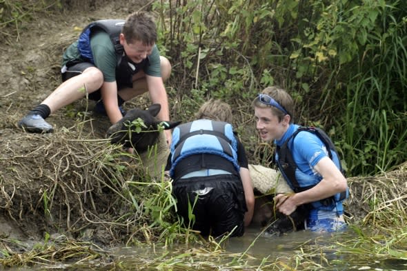 Boy scouts saves drowning sheep during canoe trip