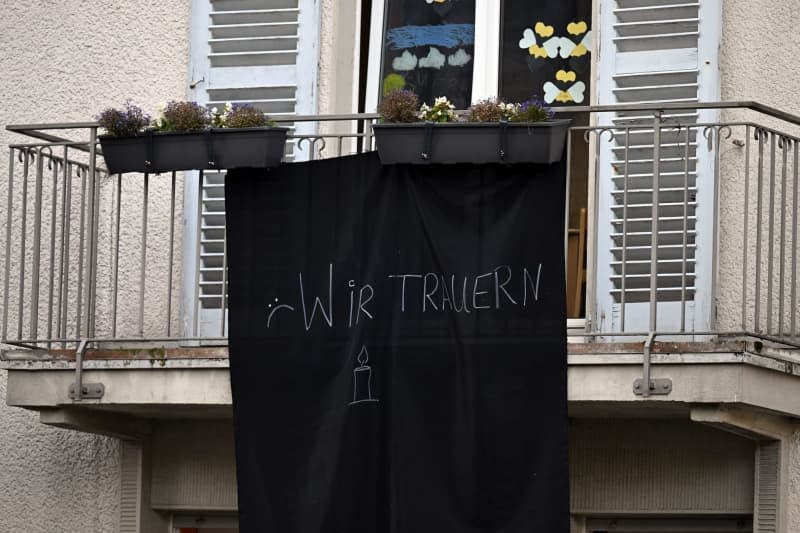 "WE MOURN" reads a black banner hanging on a balcony at the scene of the knife attack at the Solingen city festival. Several people were killed and injured in a knife attack on Friday night at the city festival celebrating the 650th anniversary of the city of Solingen. Federico Gambarini/dpa