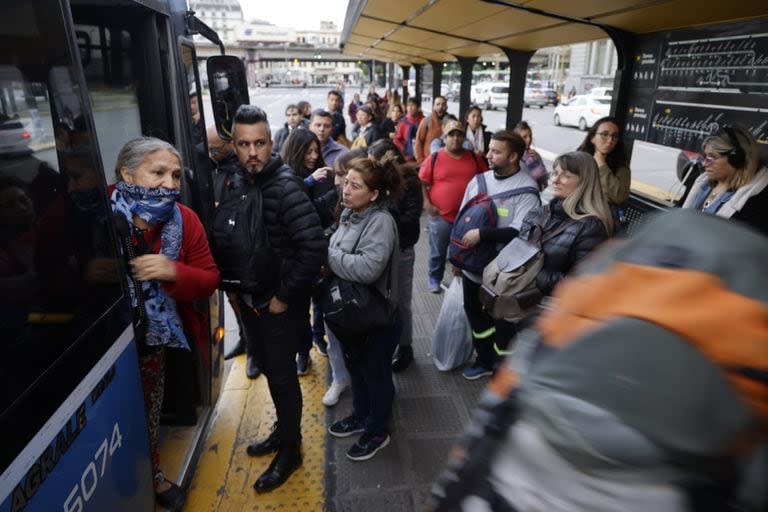 En Constitución, había largas filas para volver a casa en algunas de las líneas que no adhirieron al paro