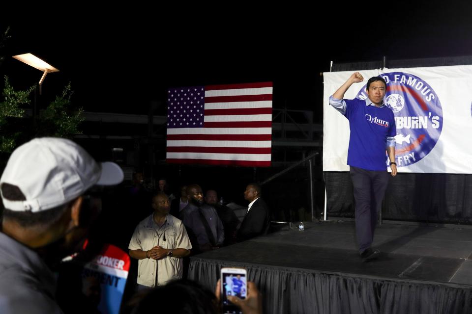 El candidato presidencial Andrew Yang sube al escenario en el famoso Jim Clyburn Fish Fry en el EdVenture Children's Museum en Columbia, Carolina del Sur, el 21 de junio de 2019. Foto: LOGAN CYRUS / AFP / Getty Images)