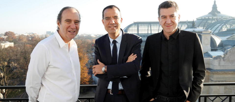 Xavier Niel, Matthieu Pigasse et Moez-Alexandre Zouari dans les locaux de la Deutsche Bank à Paris, le 28 novembre 2020.
