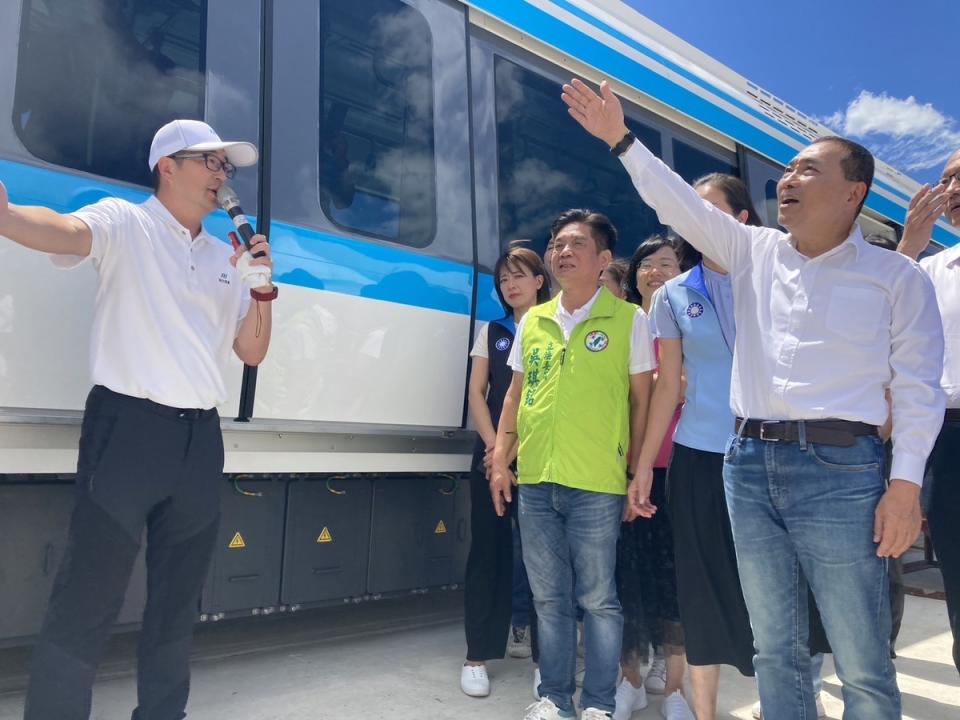 侯友宜視察三鶯線首列車。   圖：新北市捷運工程局／提供