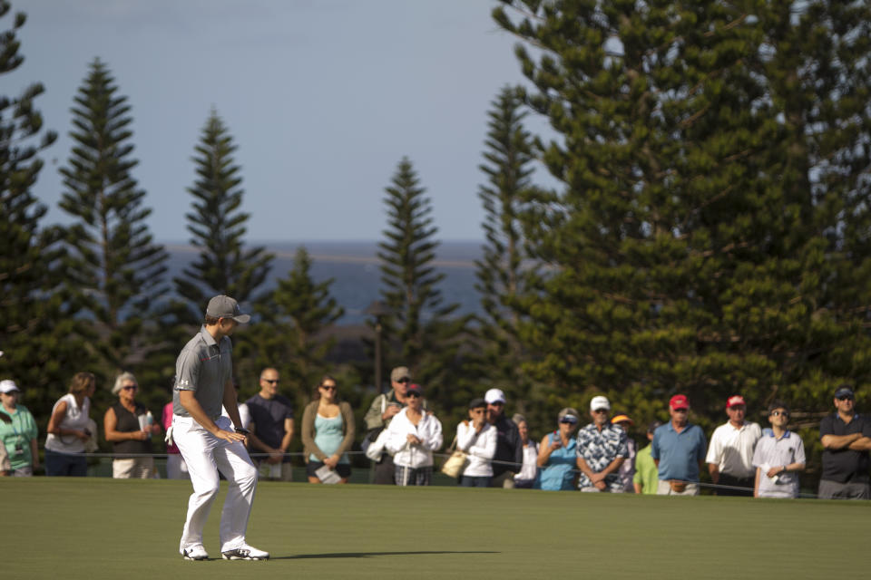Jordan Spieth reacts to his long putt on the second green during the second round of the Tournament of Champions golf tournament, Saturday, Jan. 4, 2014, in Kapalua, Hawaii. (AP Photo/Marco Garcia)