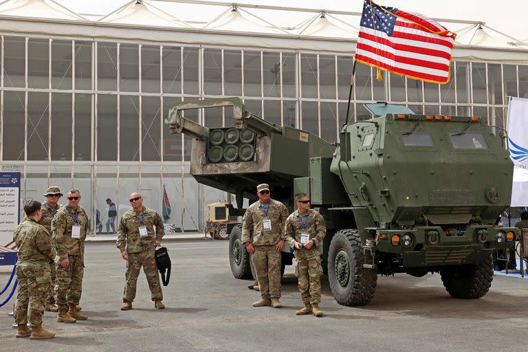 Militares norteamericanos junto a un sistema Himars