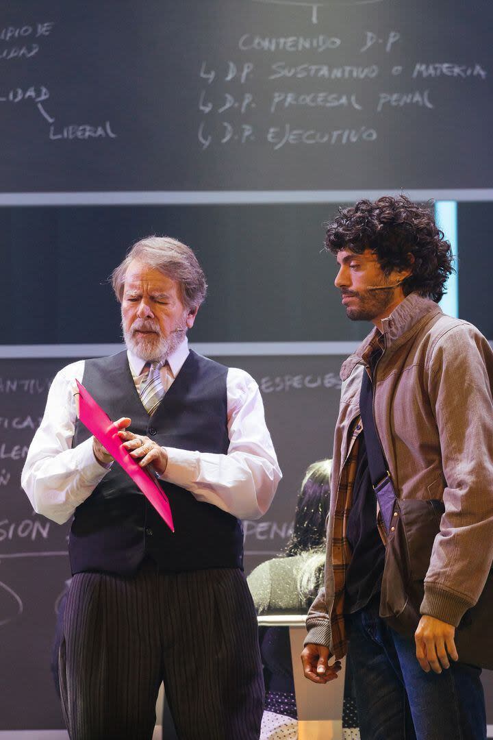 Mario Pasik (el profesor Callahan) y Federico Salles (Emmett) en la puesta porteña de Legalmente rubia