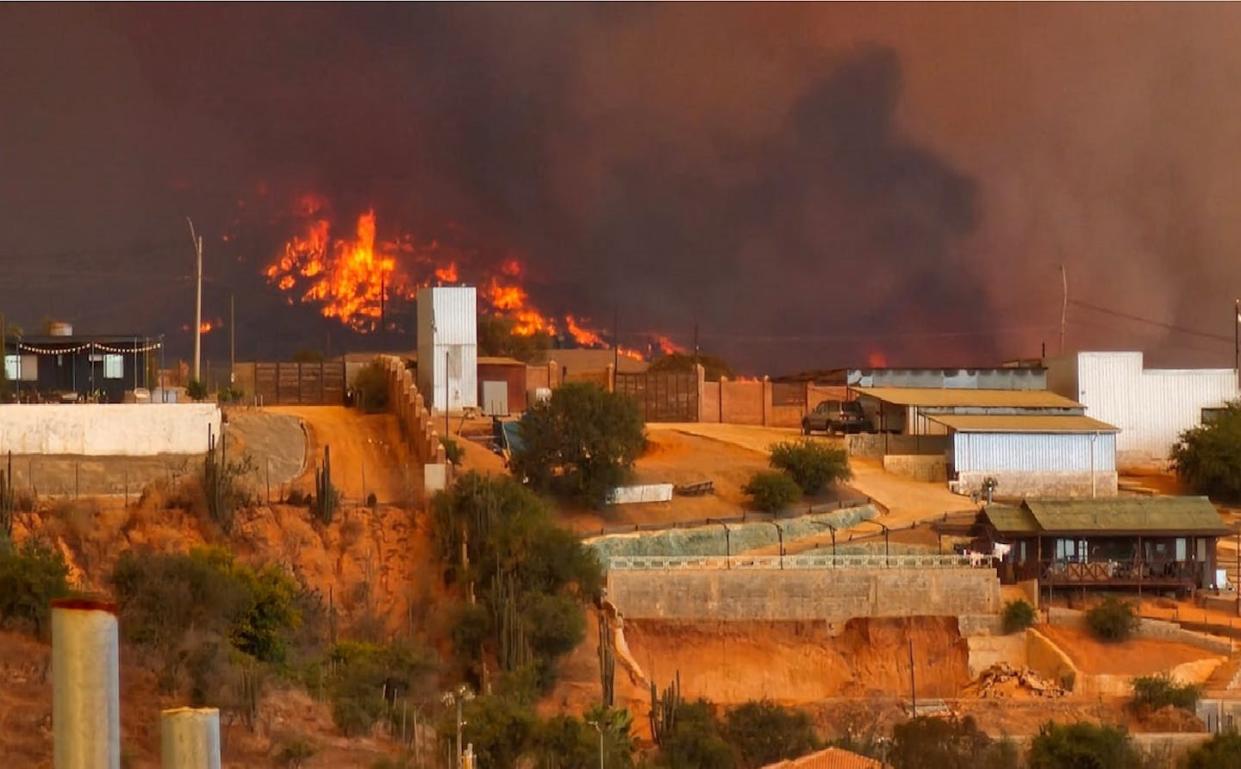 Incendio en la región de Valparaíso, en Chile, el 3 de febrero de 2024. <a href="https://twitter.com/BomberosdeChile/status/1753564381676253215/photo/1" rel="nofollow noopener" target="_blank" data-ylk="slk:Bomberos de Chile;elm:context_link;itc:0;sec:content-canvas" class="link ">Bomberos de Chile</a>