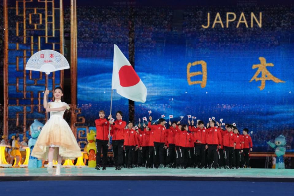 江村美咲（左二）於杭州亞運亦是日本代表隊持旗手之一。（圖：Getty Images）