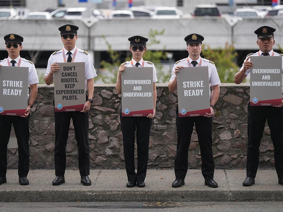 Air Canada strike could cost Canada’s economy .4 billion, economists estimates